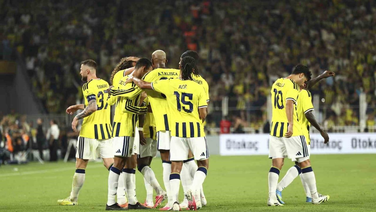 Sarı-lacivertler ilk yarıyı Talisca ve Greenwood'la önde tamamladı