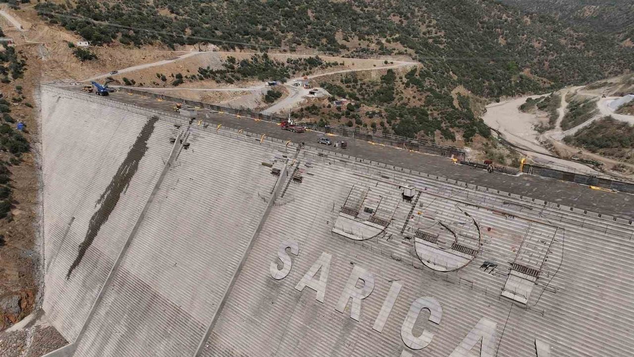 Sarıçay barajında gövde dolgu çalışmaları yüzde 92'lik aşamayı geçti