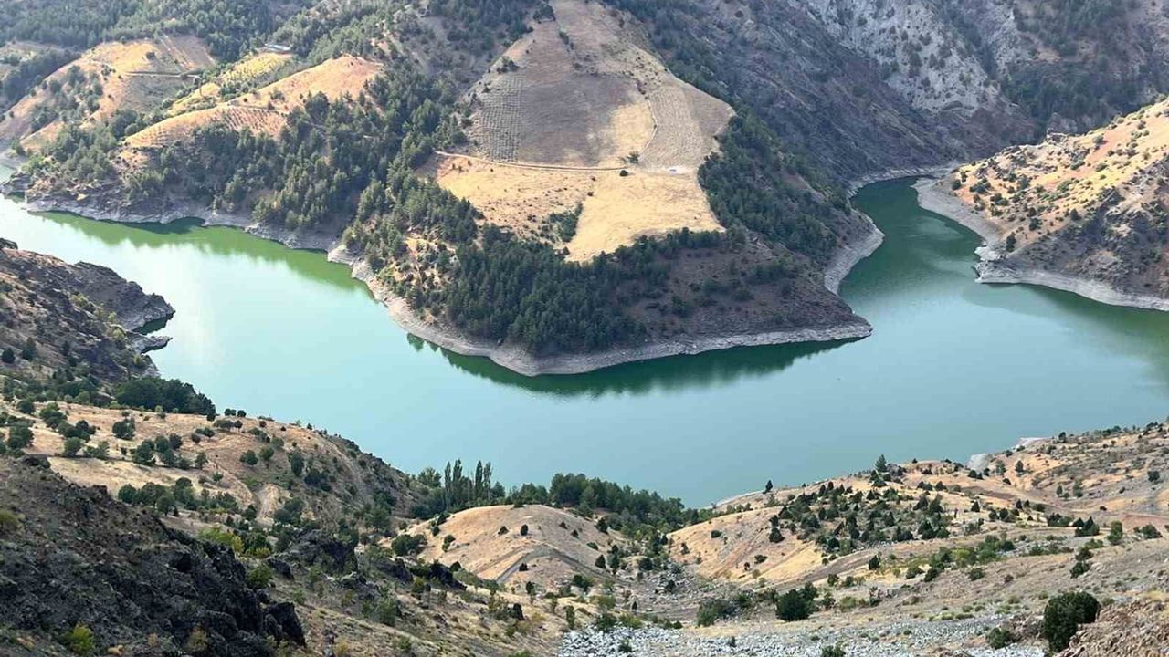 Sarıgüzel barajı: dağlarla çevrili geniş su yüzeyinin görüntüsü