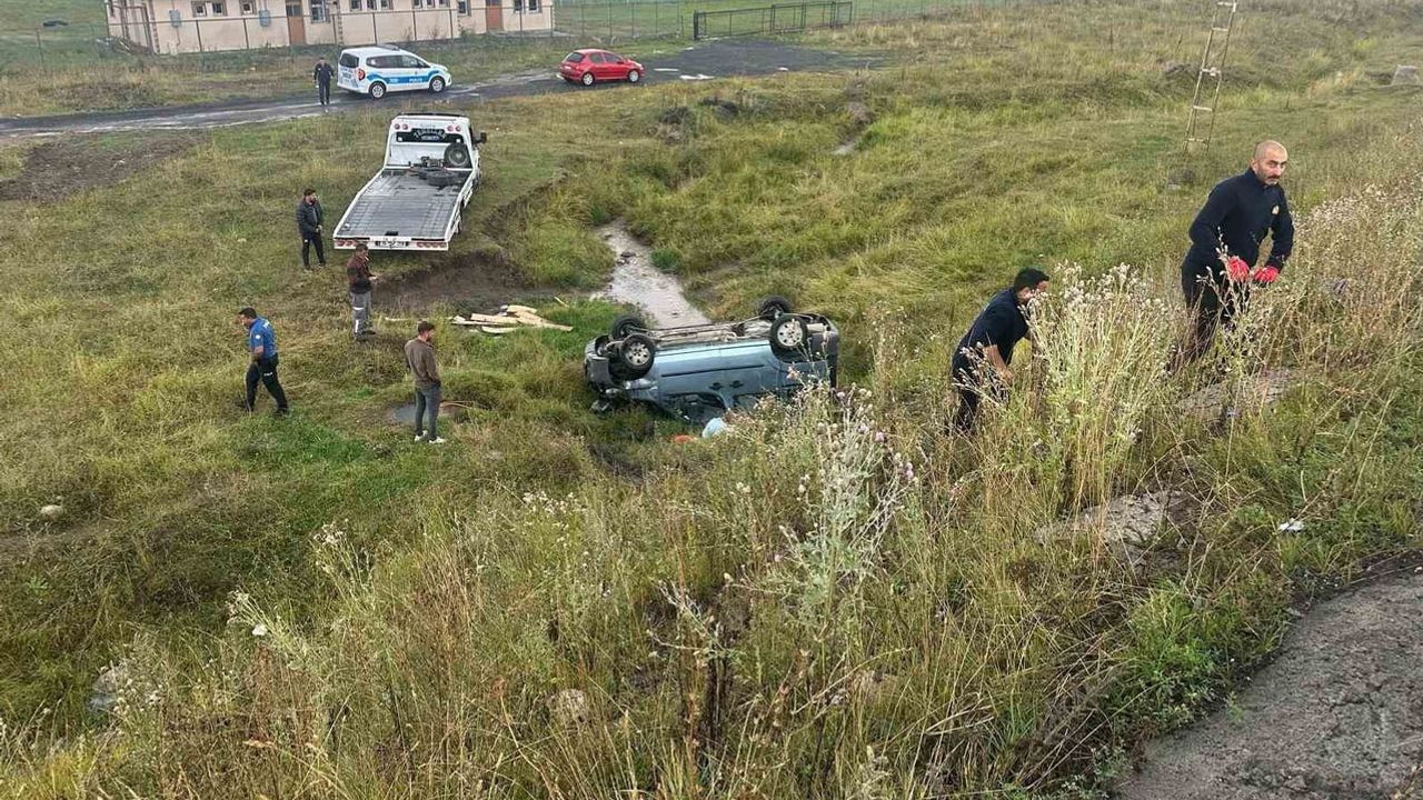 Sarıkamış kara yolunda su birikintisi kazaya yol açtı: iki kişi yaralandı