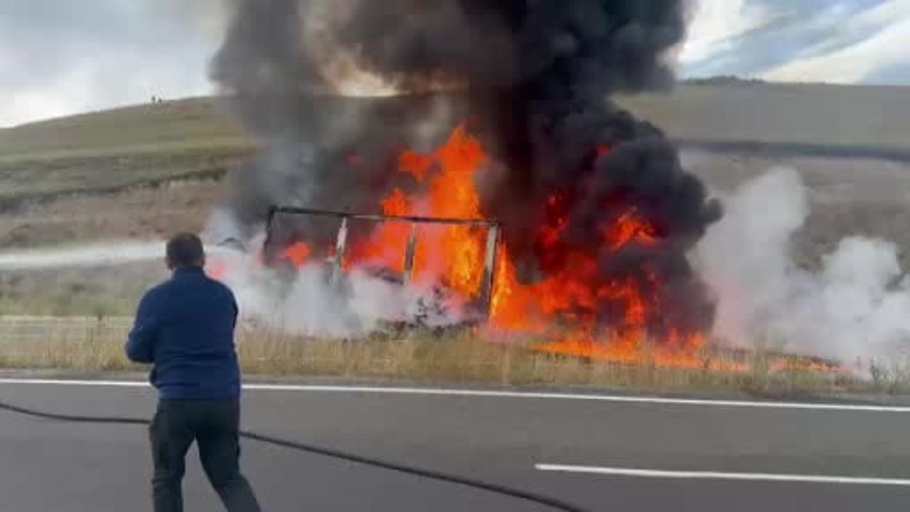 Sarıkamış'ta Karakurt mevkiinde kargo aracı alev topuna döndü