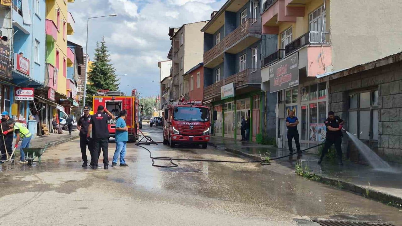 Sarıkamış’ta kent estetiği tazyikli suyla korunuyor