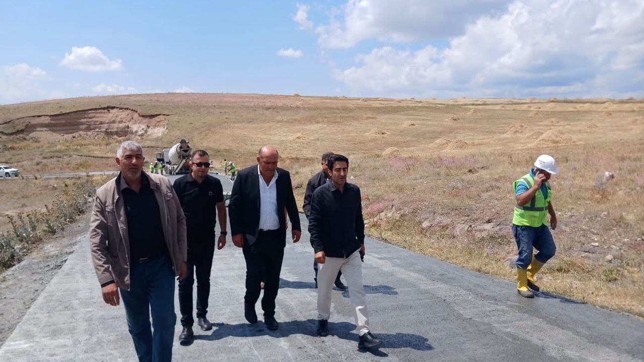 Sarıkamış’ta köy yolları betonla güçlendiriliyor