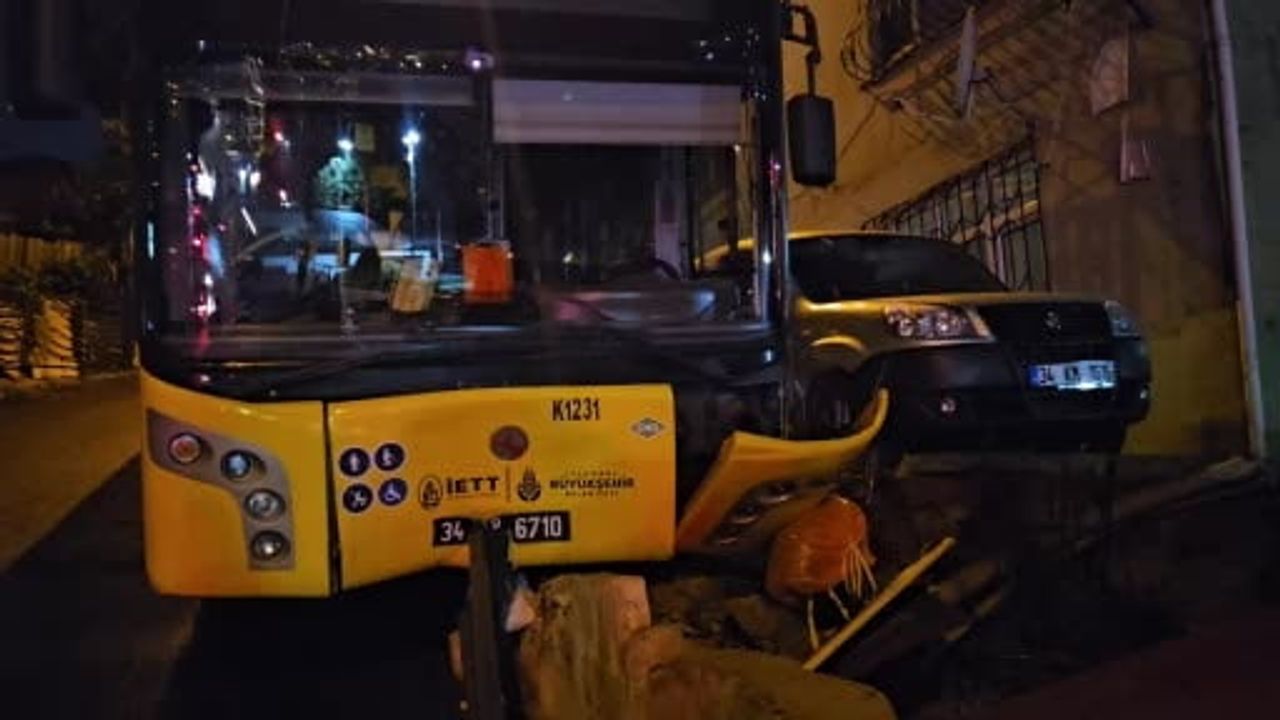 Sarıyer’de yağmurda kayan İETT otobüsü bariyerlere çarptı, evlere metreler kala durdu