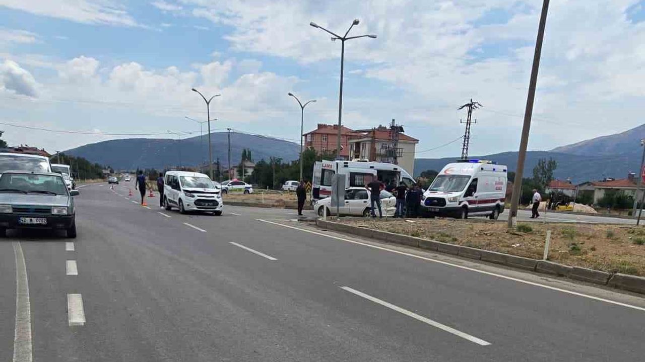 Şarkikarağaç kavşağında iki araç çarpıştı: 5 kişi yaralandı