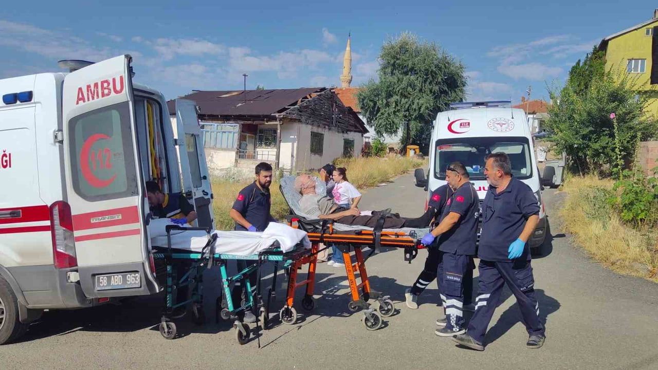 Şarkışla'da Kale Mahallesi'ndeki ev yangını sonucu bir kişi dumandan etkilendi