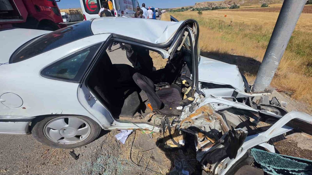 şarkışla’da levha direğine çarpan otomobilde 3 kişi yaralandı