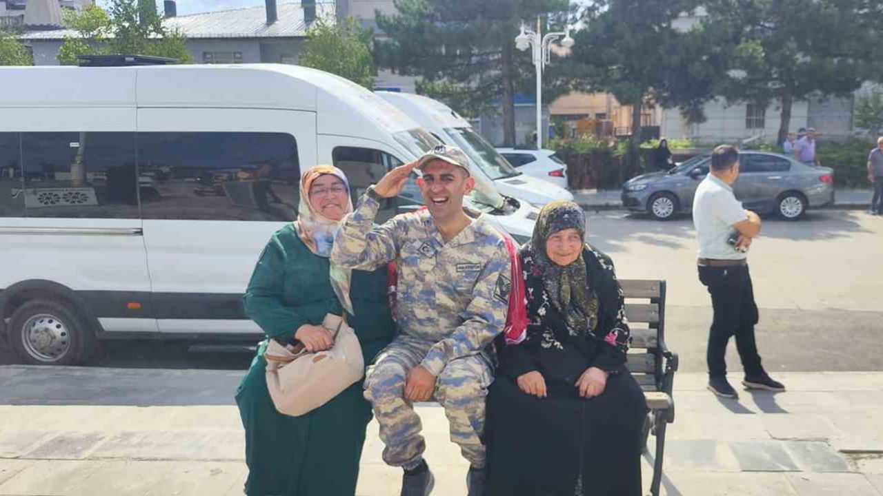 Şarkışla'da yüreklere dokunan temsili asker eğlencesi