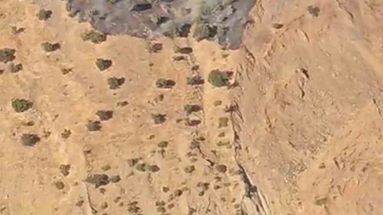Sarp arazide büyüyen örtü yangınına helikopterle müdahale