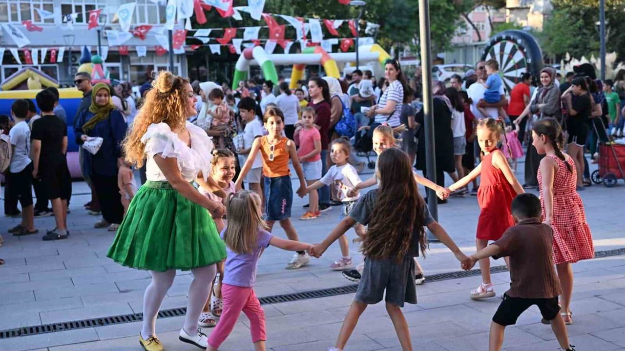 Saruhanlı'da şenlik coşkusu: minikler oyun ve gösterilerle dolu bir gün geçirdi