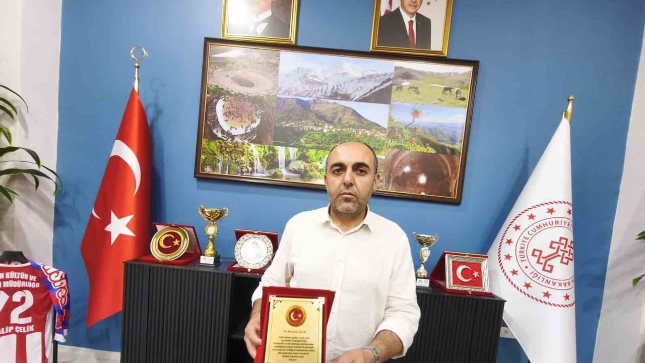 Sason'da kütüphaneye değer katan müdüre sivil toplum ödülü