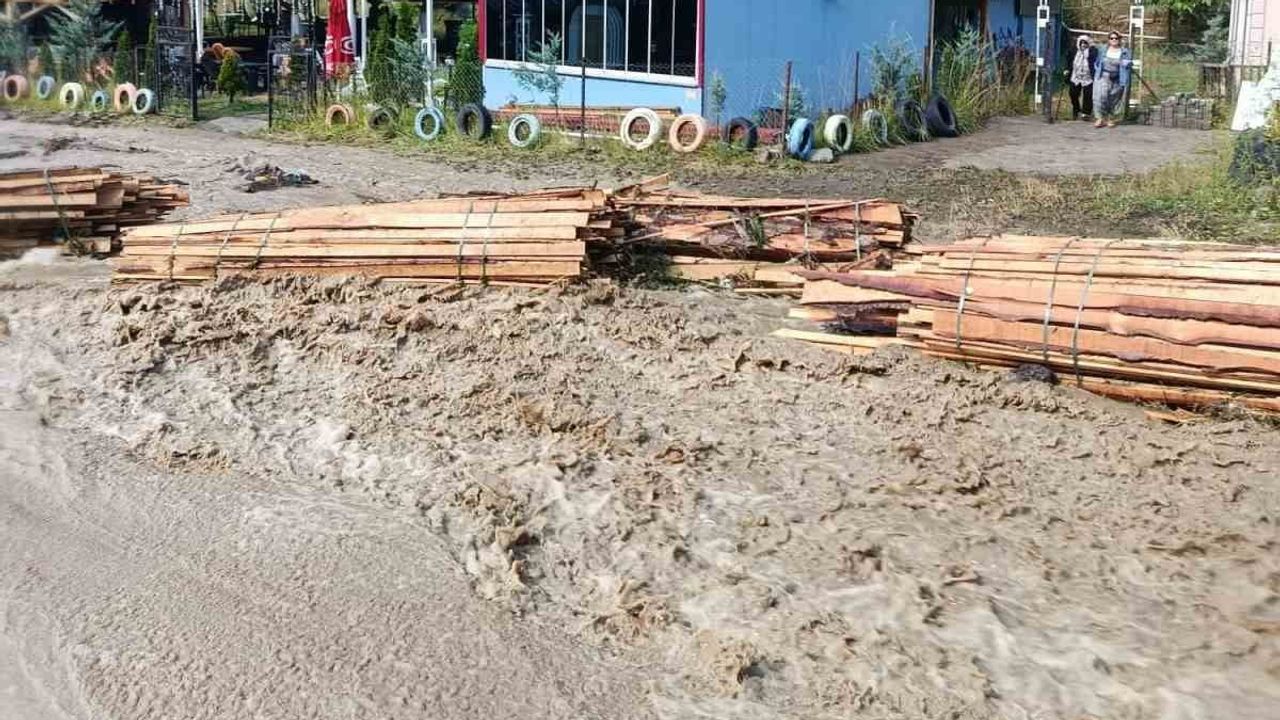 Şavşat’ta aniden bastıran sağanak sokakları suyla doldurdu