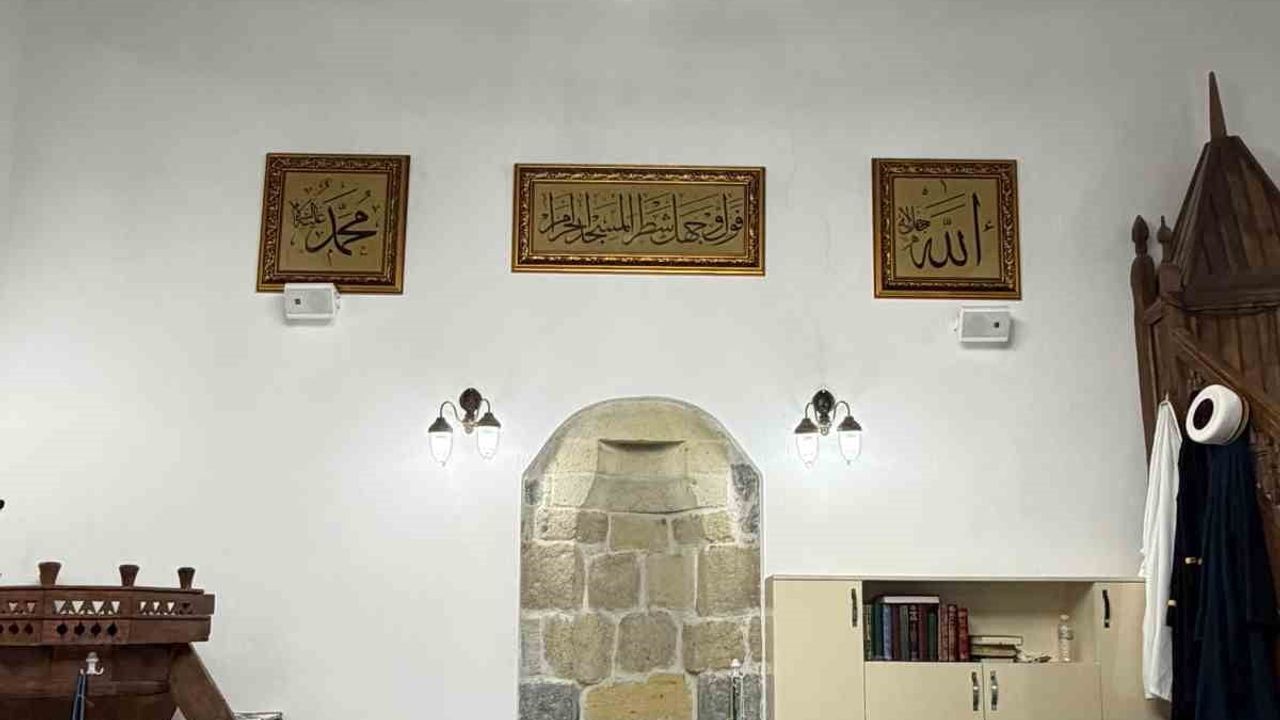 Şavşat'ta tarihi cami Osmanlı usulü hüsn-i hat levhalarıyla süslendi