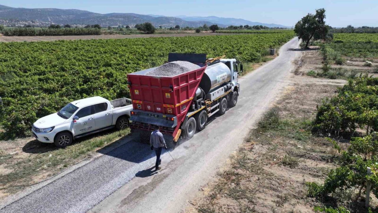 Sazköy yolunda üreticilerin ulaşımını kolaylaştıracak sathi kaplama çalışması