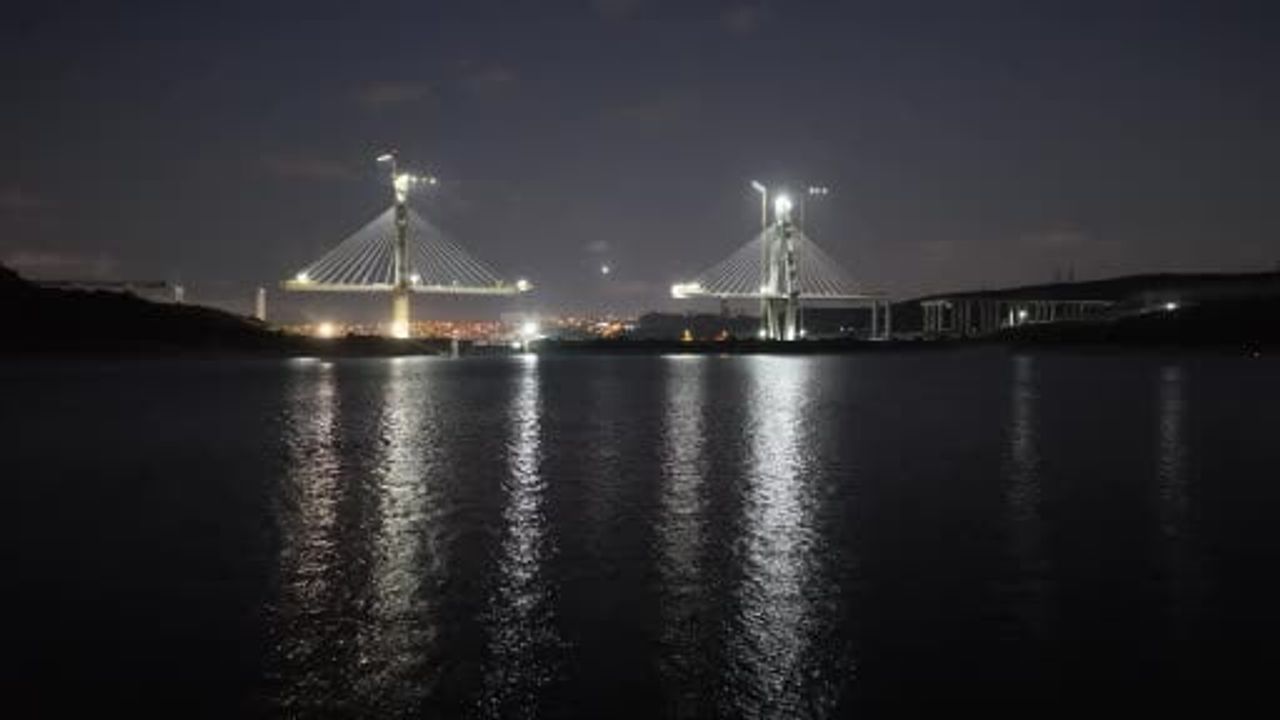 Sazlıdere köprüsü gece çalışmasıyla İstanbul siluetine yeni bir vurgu