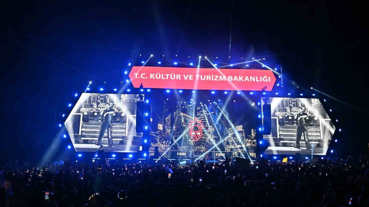 Sefo Erzurum’da şarkılarıyla geceye yön verdi