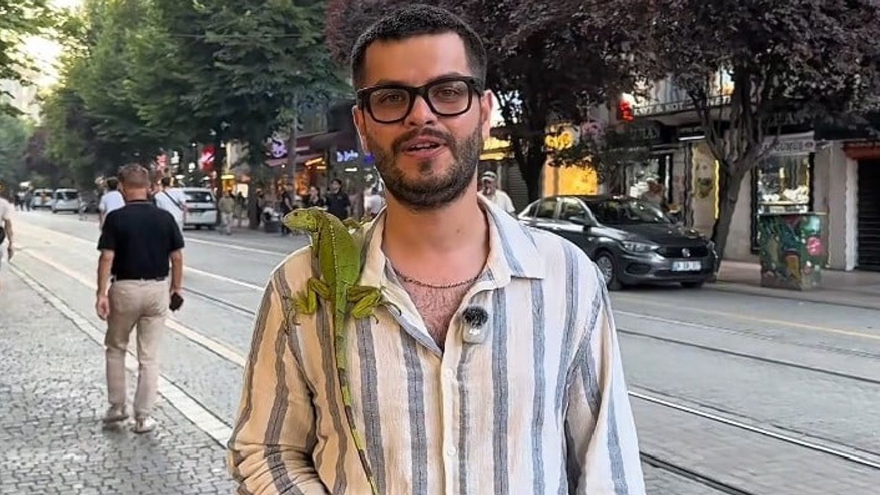 Şehir merkezinde iguanayla yürüyen genç ilgi odağı oldu