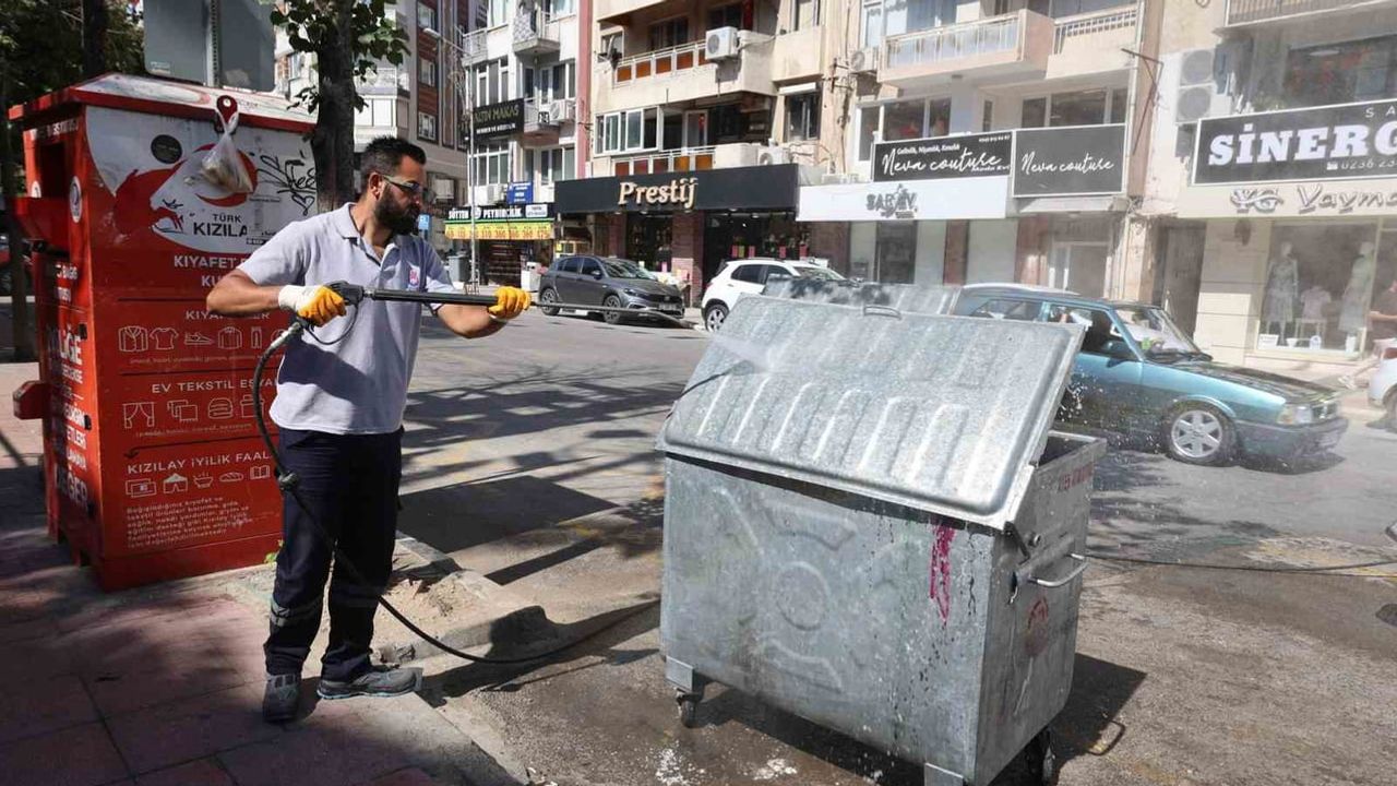 Şehzadeler’de sıcaklara karşı temizlik seferberliği: konteynerler dezenfekte ediliyor