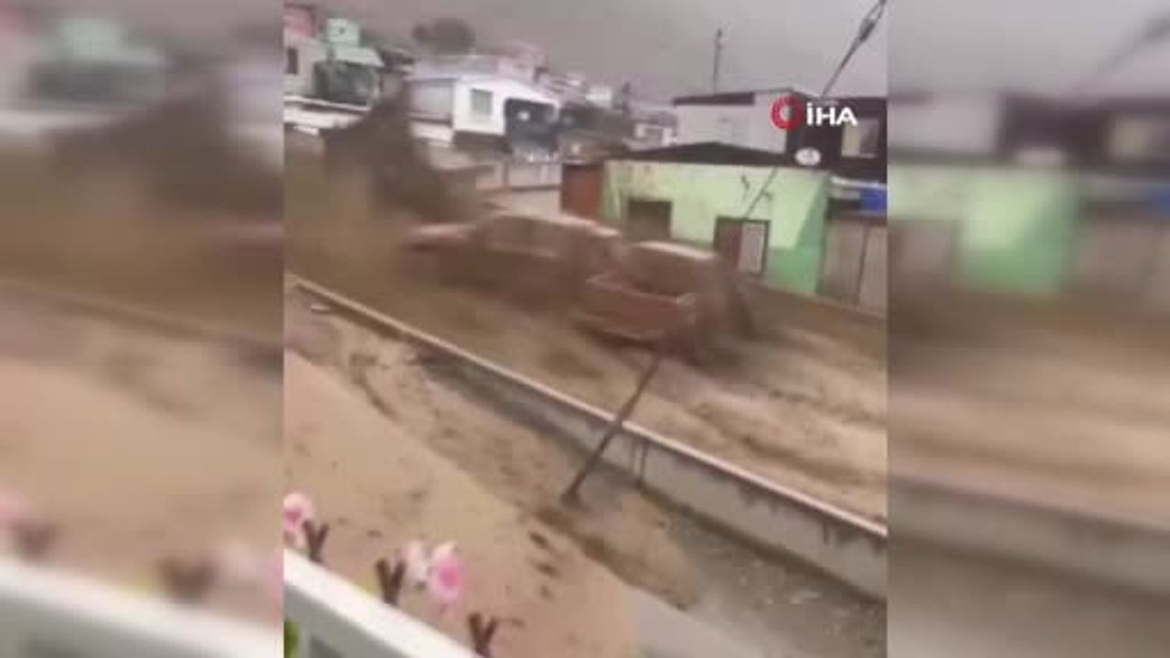 Sel Tocopilla'da cadde ve evleri su altında bıraktı, araçlar sürüklendi