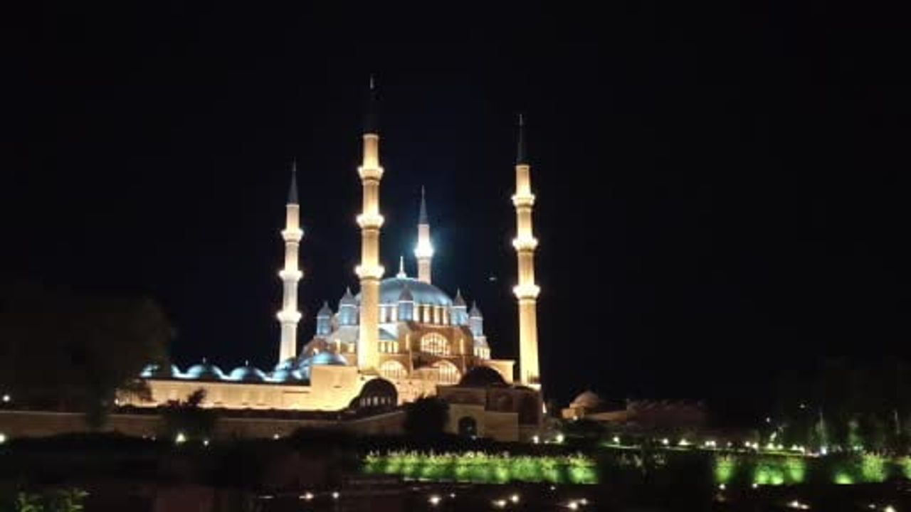 Selatin camilerde mevlid gecesi dualara ev sahipliği yaptı