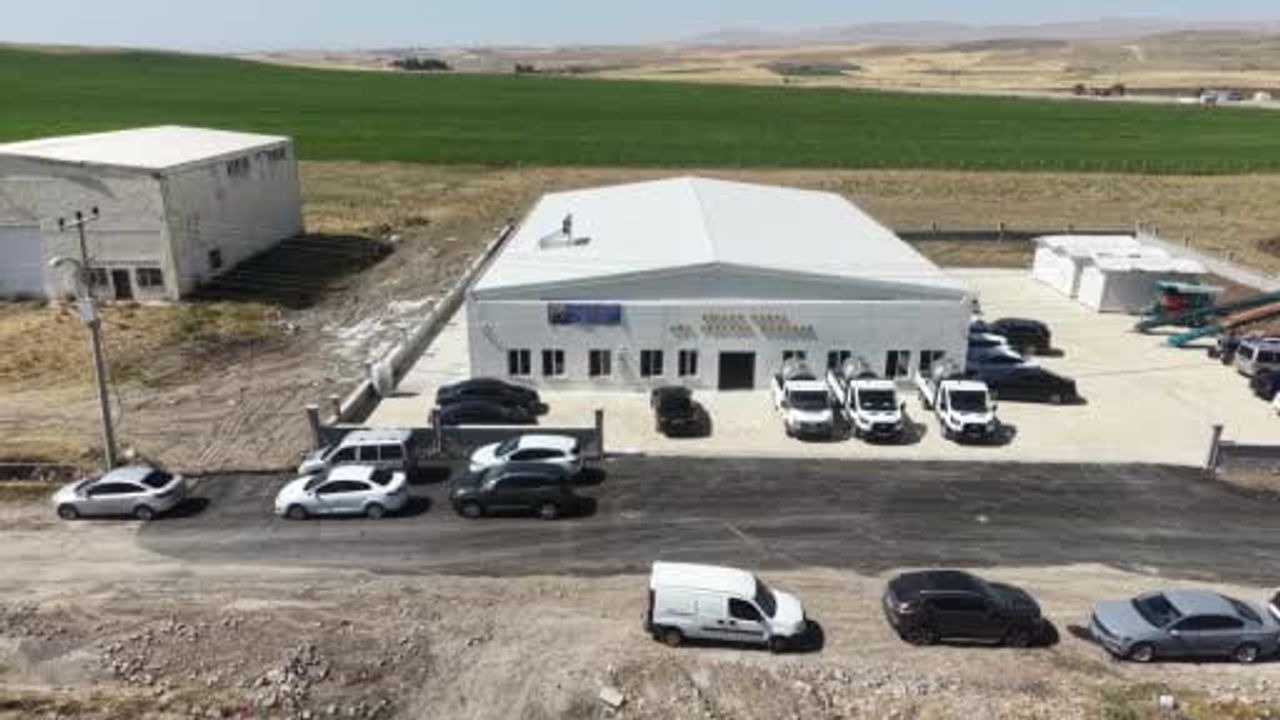 Şemsi Bayraktar Malazgirt'te 40 ton kapasiteli süt toplama merkezini yerinde inceledi