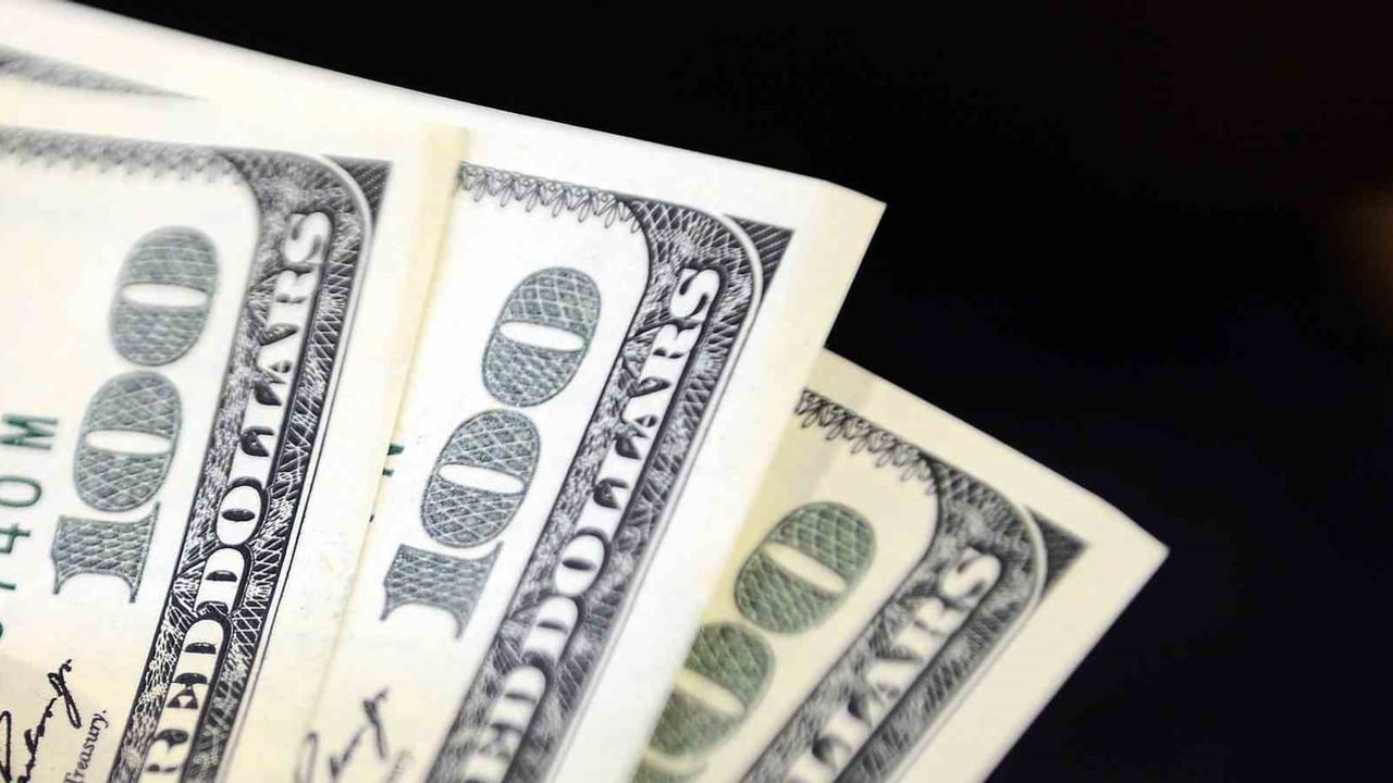 Serbest piyasada dolar 47,7370, euro 55,1370 liradan açıldı
