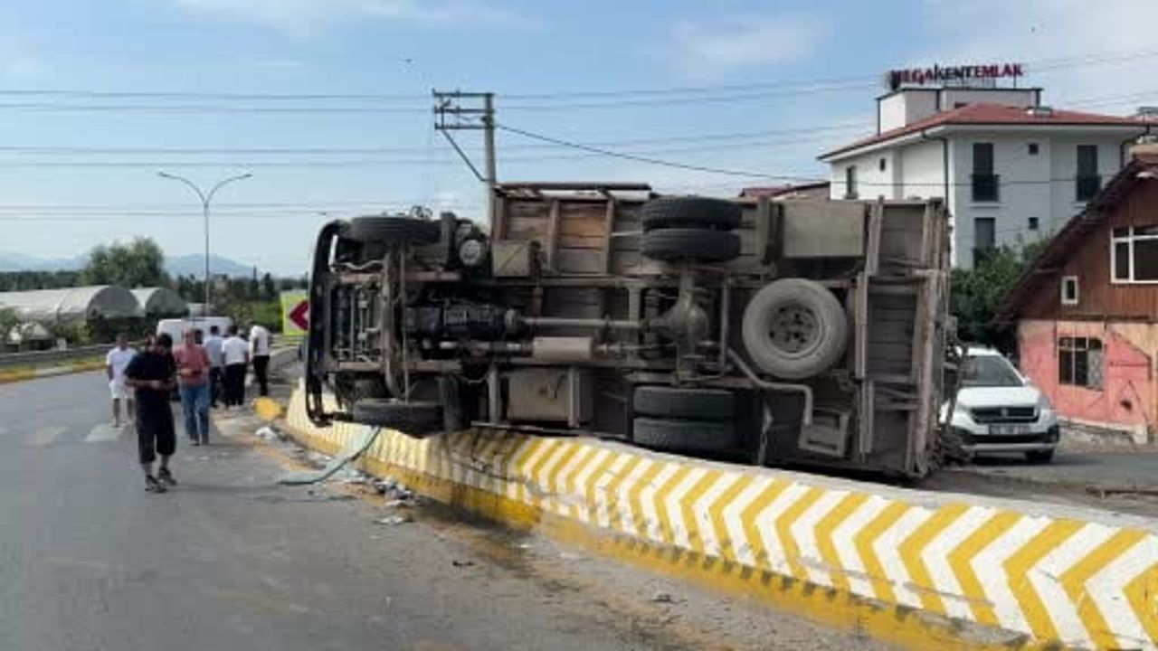 Serdivan rampasında kontrolünü kaybeden inşaat kamyonu yan yattı