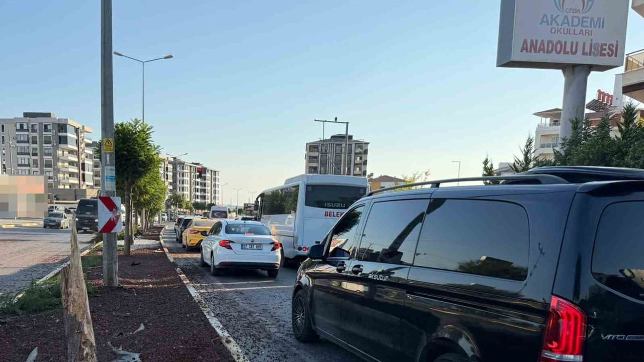 Serik'te refüje çarpıp takla atan otomobilde iki kişi yaralandı