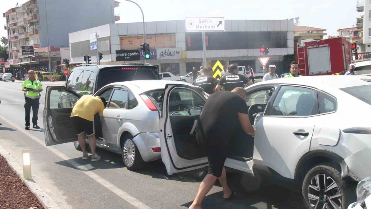 Serik'te zincirleme çarpışma: 5 araç karıştı, 6 kişi yaralandı