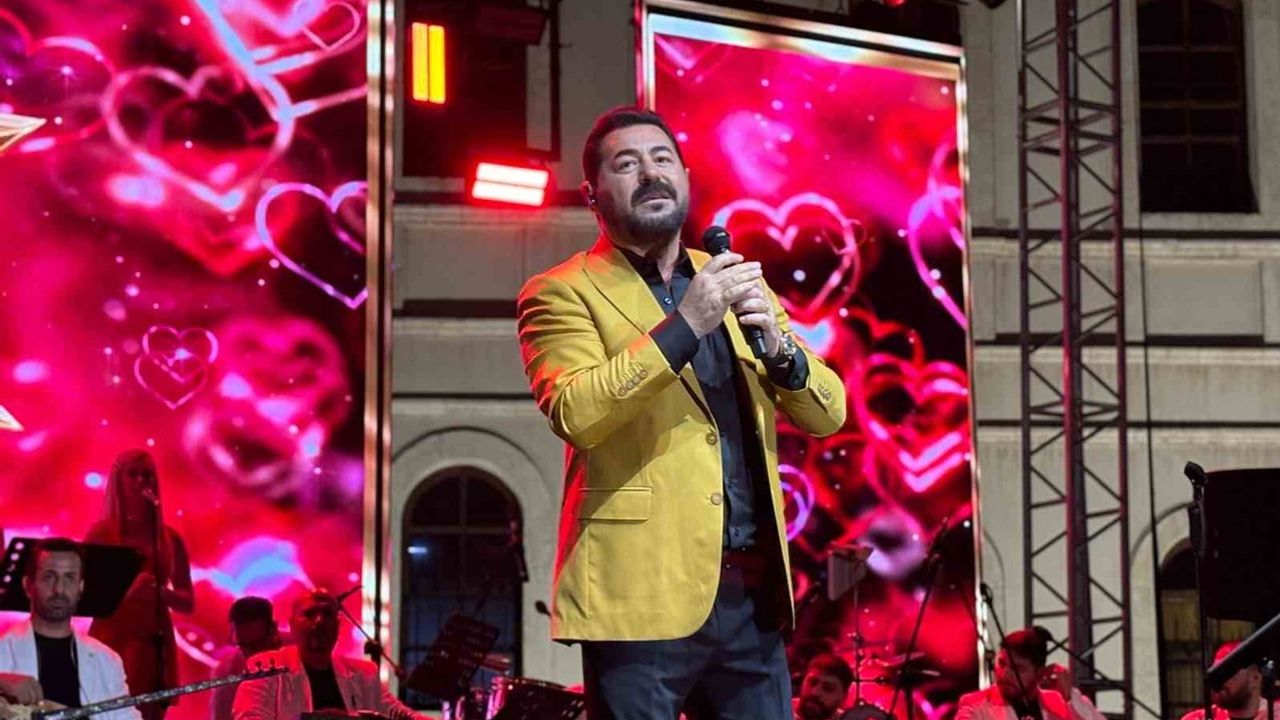 Serkan Kaya memleketi Sivas'ta festival finalini şarkılarla taçlandırdı