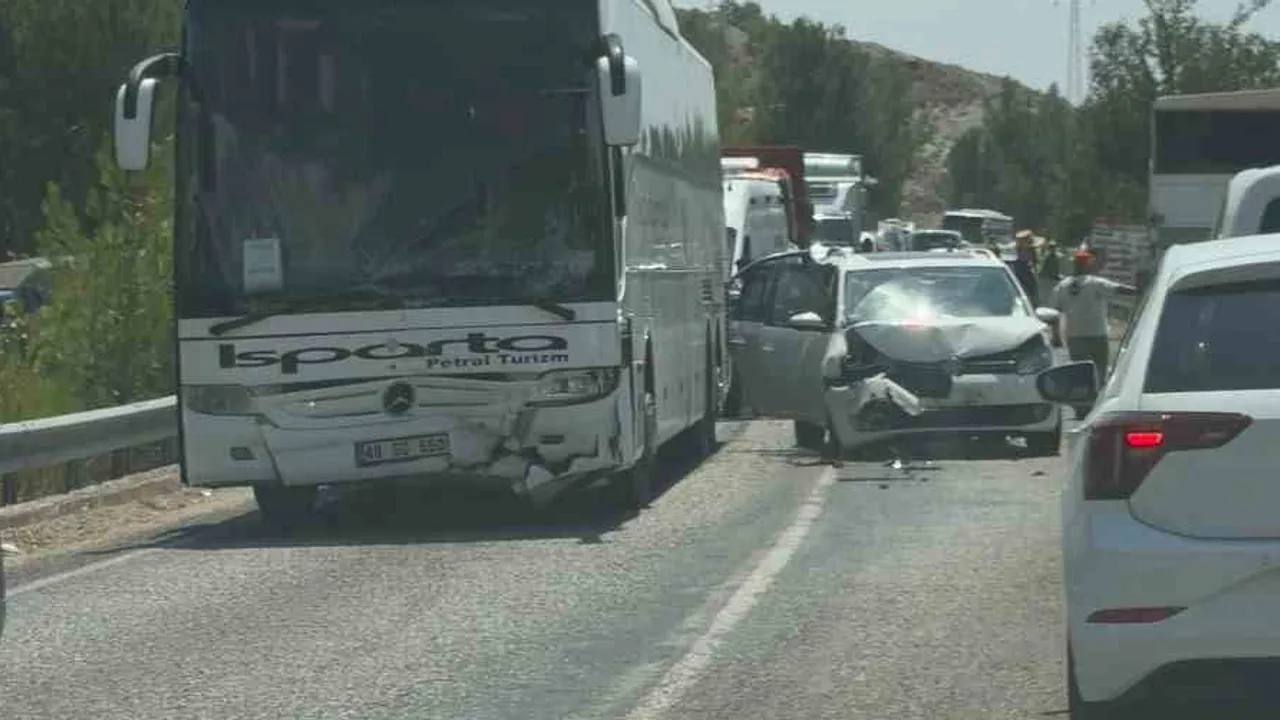 Seydikemer'de Söğüt yolu'nda çarpışma: otobüs ve ticari araçta 5 yaralı