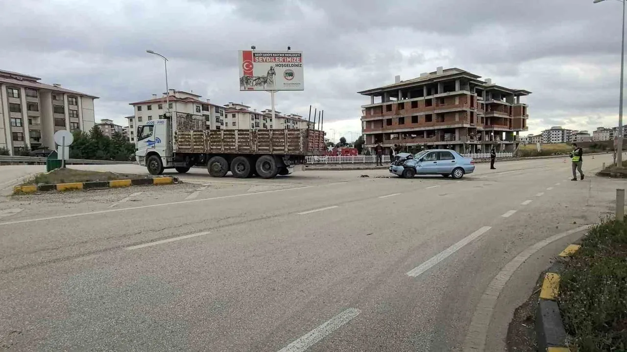 Seydiler kavşağında çarpışma: otomobildeki aile hastaneye kaldırıldı