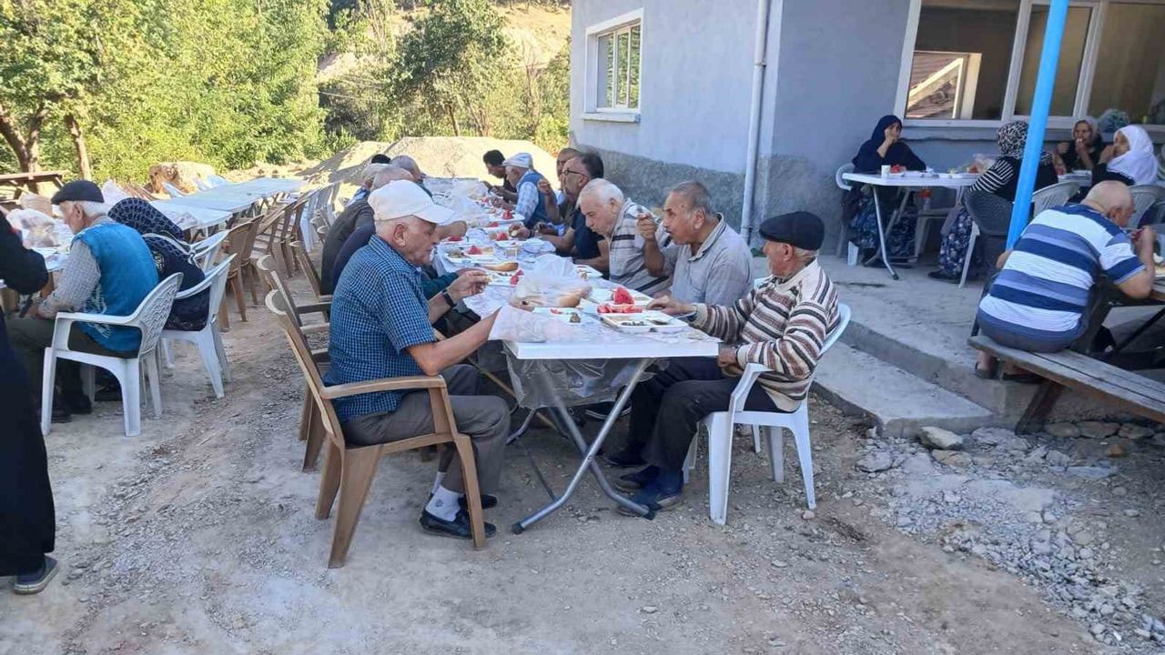 Şeyhçakır'da türbe için kuşakları birleştiren hayır yemeği