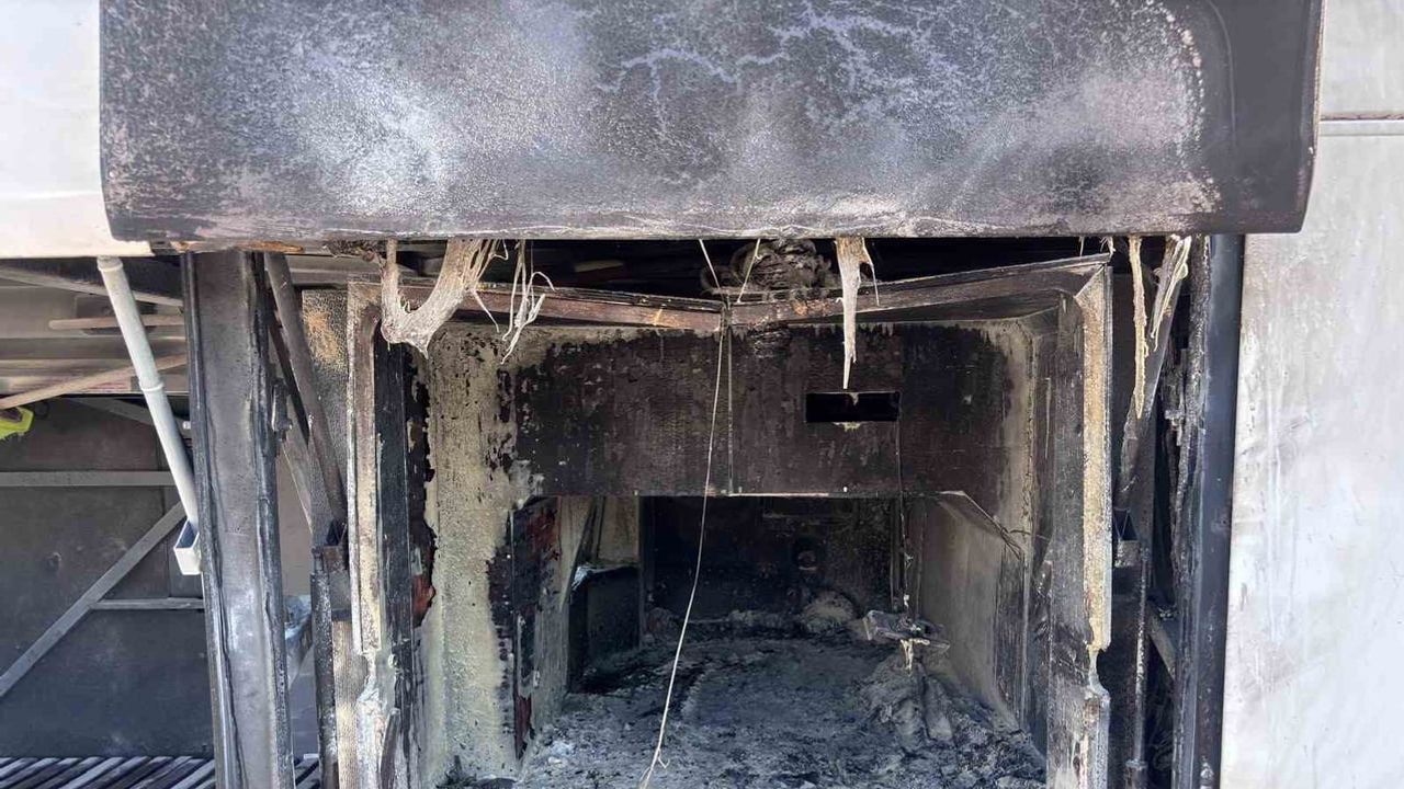 Seyir halindeki otobüste bagaj yangını Eskişehir'de, 27 yolcu güvenle tahliye edildi