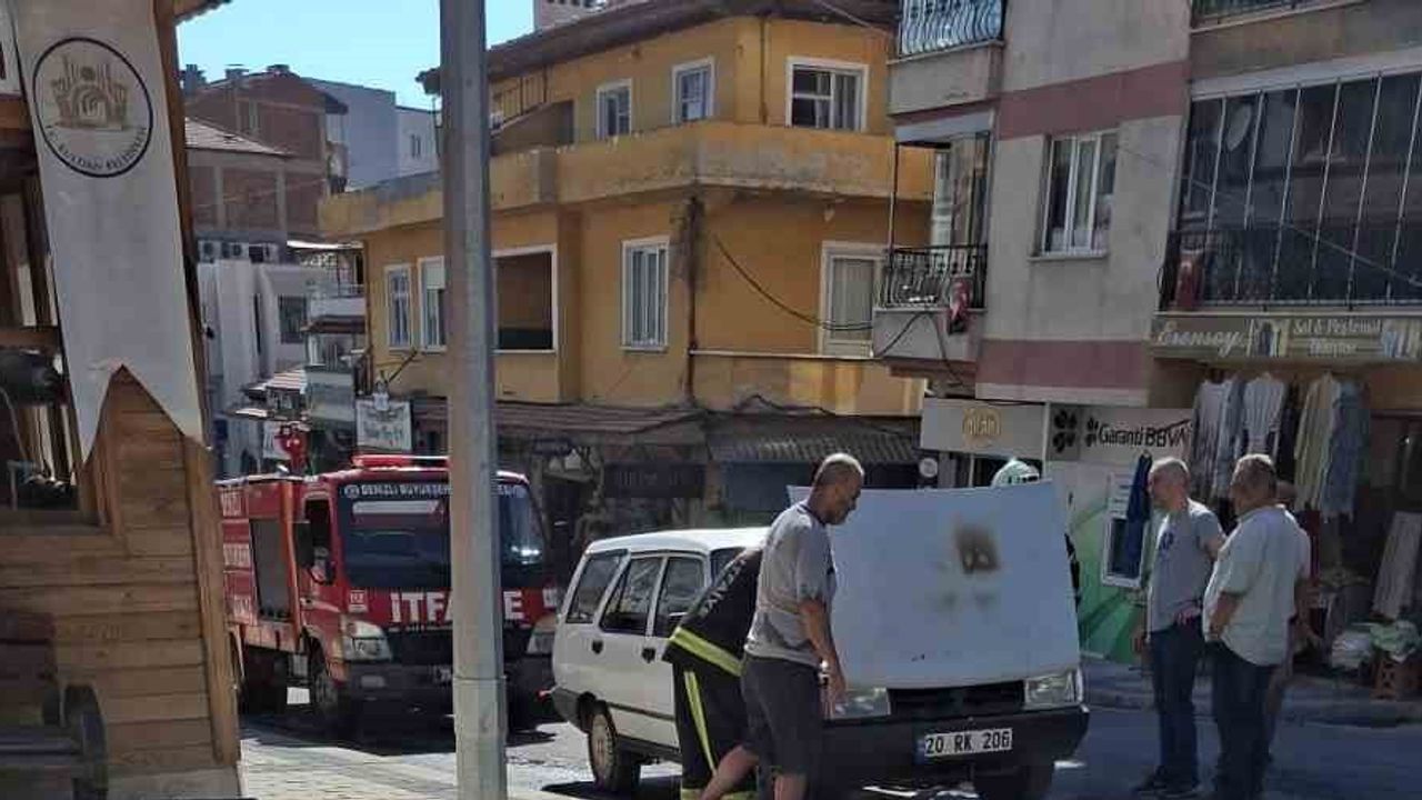 Seyir halindeki otomobil alev aldı, vatandaşların müdahalesi hasarı sınırladı