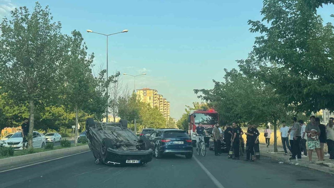 Seyir halindeki otomobil takla attı: Diyarbakır Kayapınar'da iki yaralı