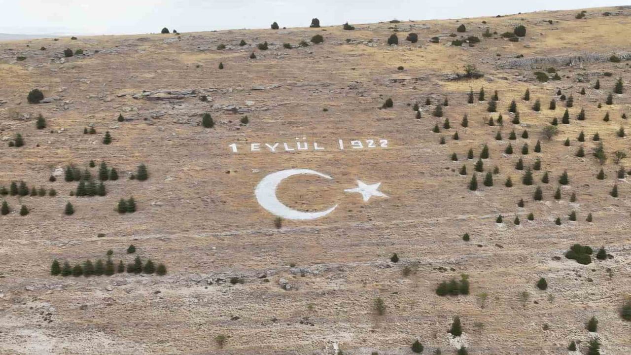 Seyitgazi'nin simgesi Avdan bayırındaki ay yıldız bakım ve boyamayla yenilendi