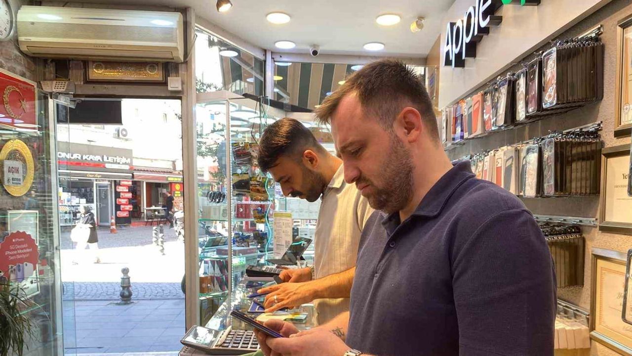 Sıcaklarda kalın kılıflar ve uzun şarj telefonlara zarar verebilir