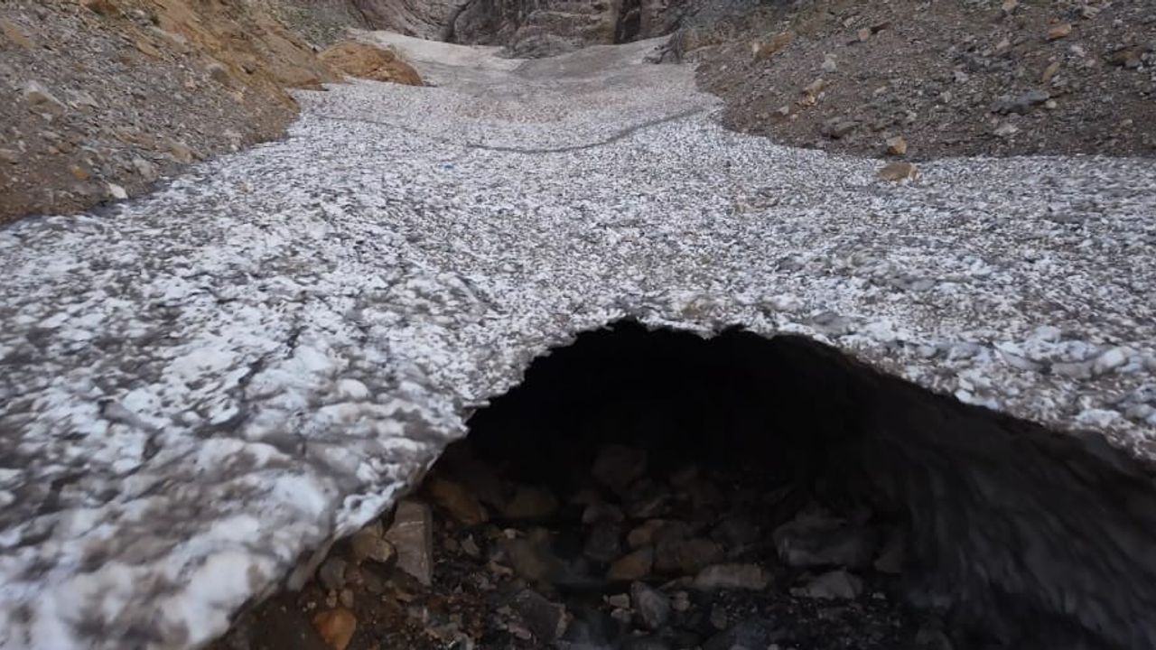 Sıcaklardan kaçış: Mereto Dağı'ndaki 3 bin rakımlı kar tünelleri ilgi görüyor