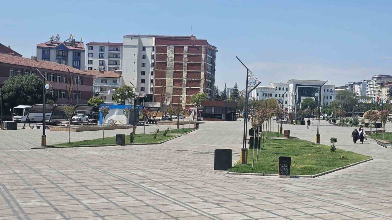 Sıcakların etkisiyle Elazığ'da cadde ve sokaklar sakinleşti