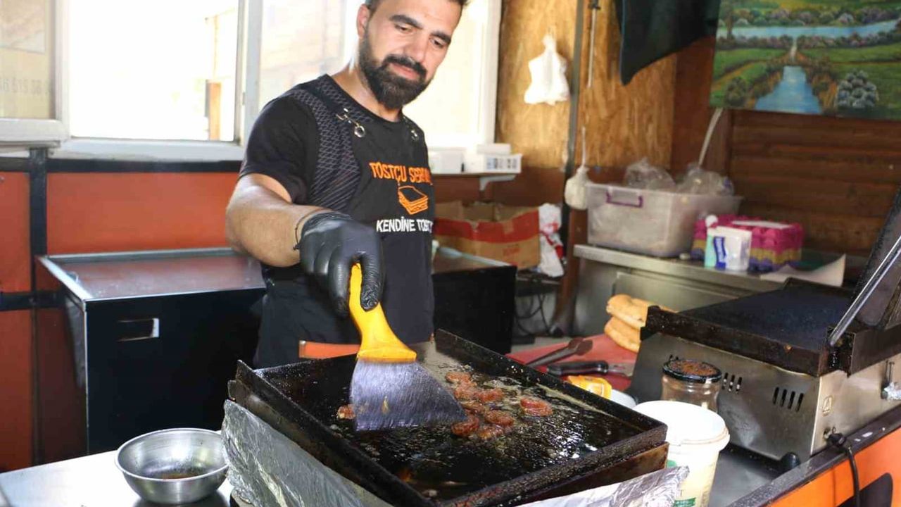 Sıcaklıkla yarışan tostçunun mesaisi: ekmek için 65 dereceye dayanıyor