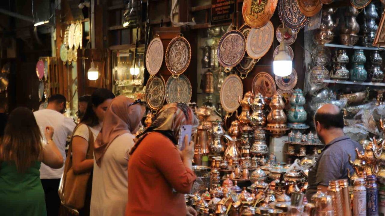 Sıcakta bile ilgi gören Bakırcılar Çarşısı'na ziyaretçi akını