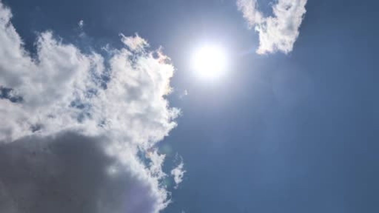 Sıcakta pratik çözüm: elektrikli motoruna vantilatör monte etti