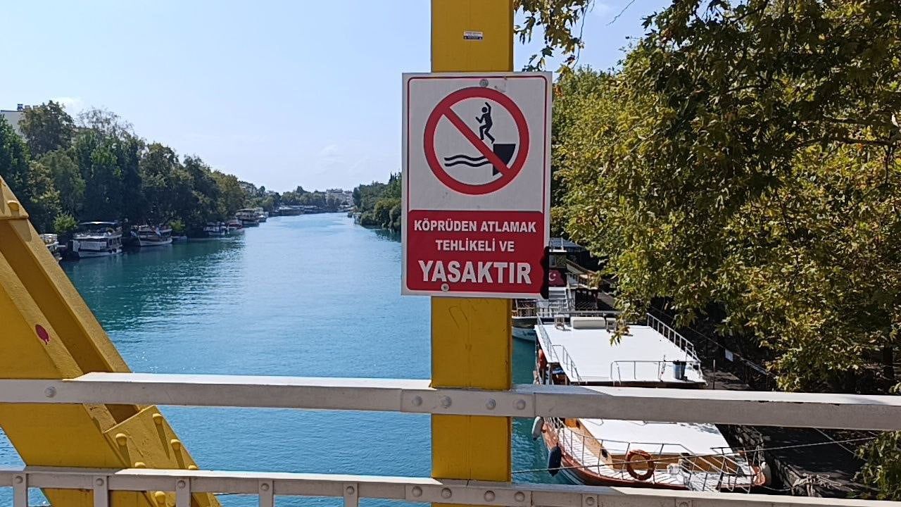 Sıcaktan bunalan gençler Manavgat köprüsünden atlayarak tehlike oluşturdu
