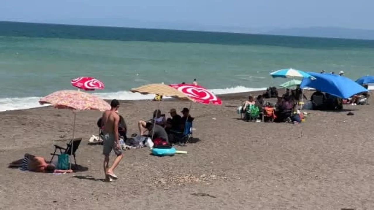 Sıcaktan bunalanlar Akçakoca sahillerinde serinliyor