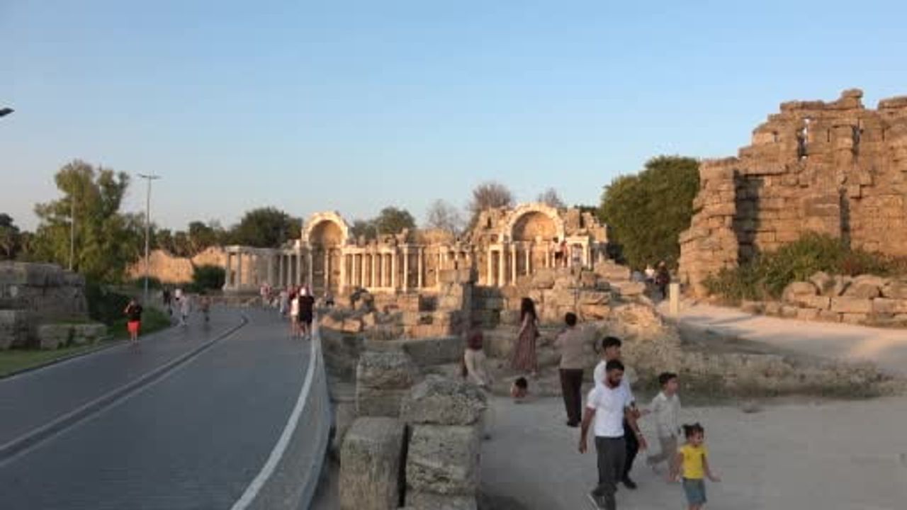 Side’nin ana ulaşım aksı gün yüzüne çıktı: 390 metrelik b Caddesi ve Herakles Kapısı