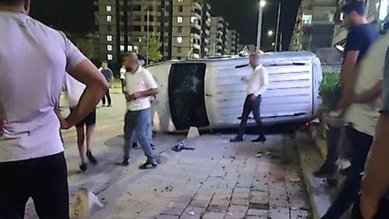 Siirt'te 56 AJ 257 plakalı otomobil kaldırıma çıkarak yan yattı, boş kaldırım olası faciayı önledi