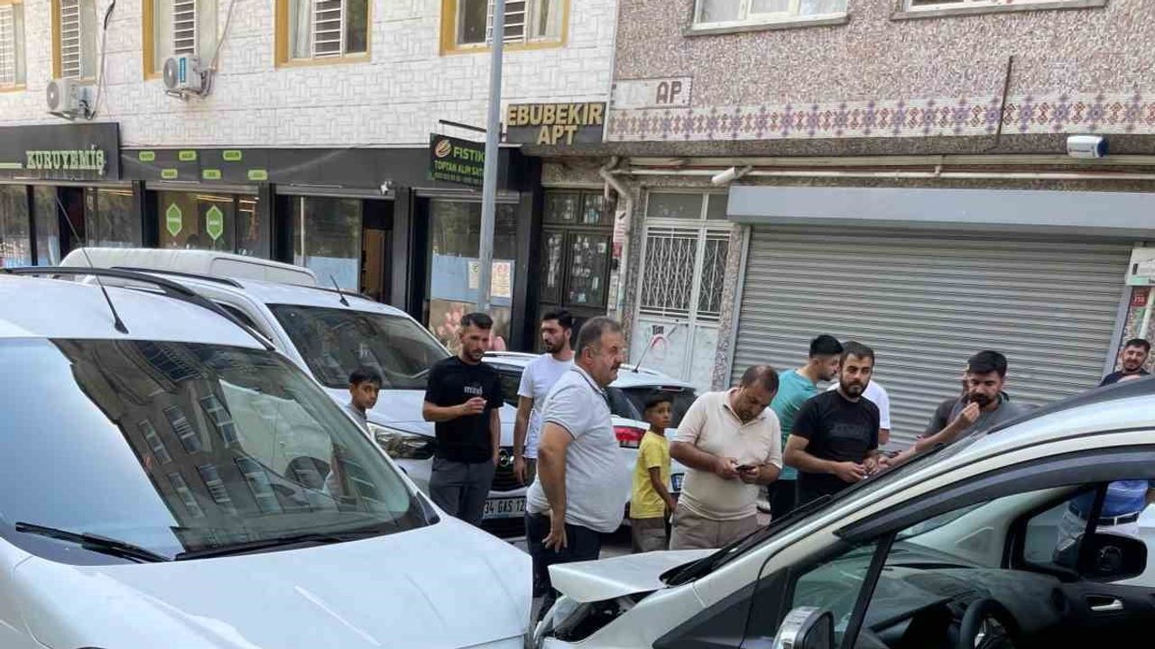 Siirt’te Cengiz Topel Caddesi'nde iki hafif ticari araç çarpıştı, 1 kişi yaralandı