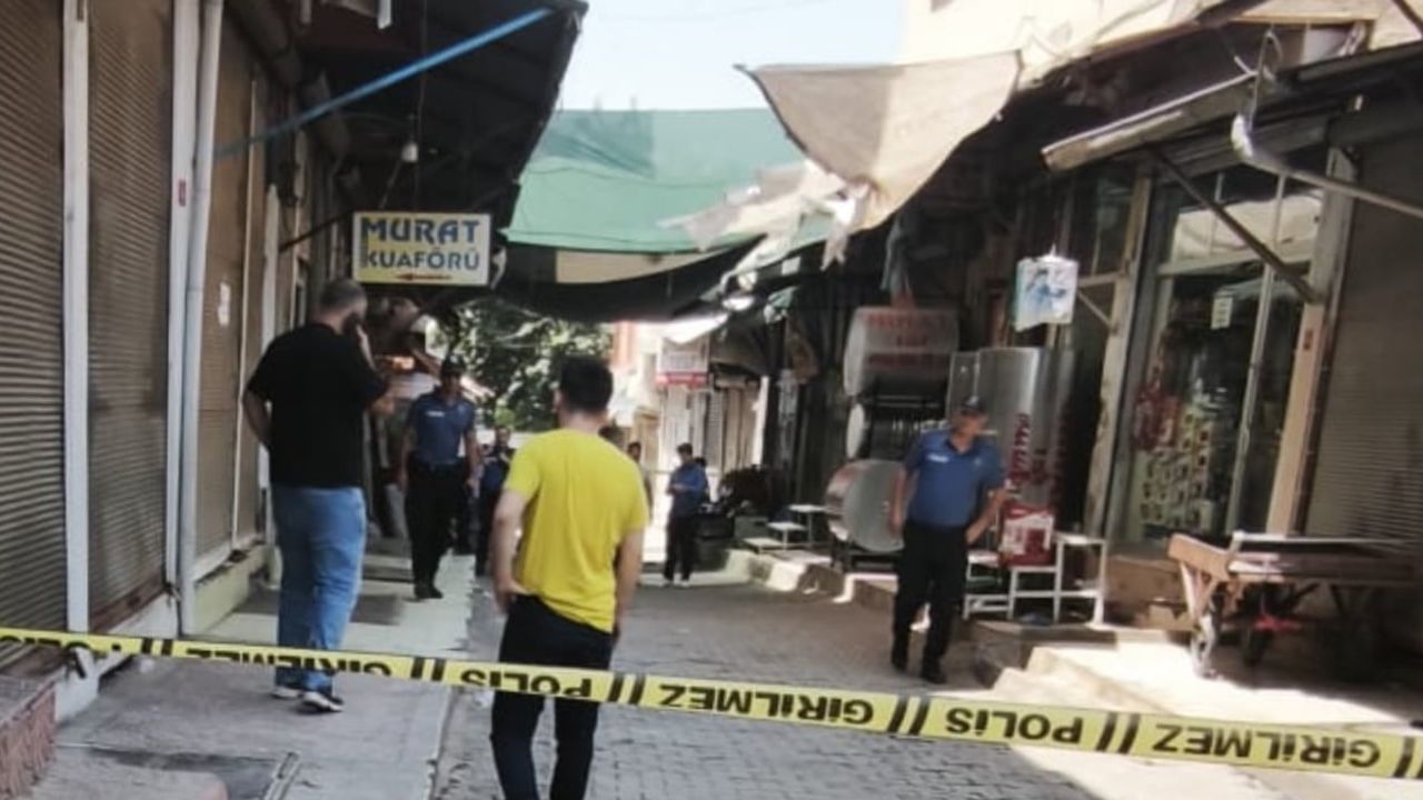 Siirt'te Helvacılar çarşısında kavga: vatandaşların yardımıyla yaralı hastaneye taşındı