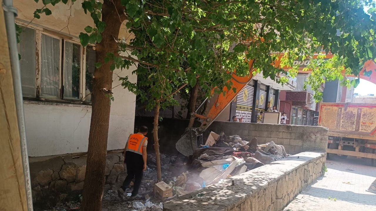 Siirt'te ihbar sonrası ev temizlendi: iki kamyon çöp tahliye edildi